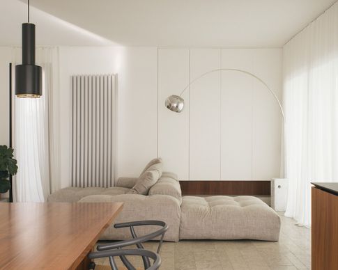 Soggiorno in stile minimal di 30 di Didonè Comacchio Architects