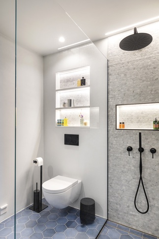 Bagno in stile contemporaneo di 4 di Chantal Forzatti architetto Bagno in stile contemporaneo di 4 di Chantal Forzatti architetto