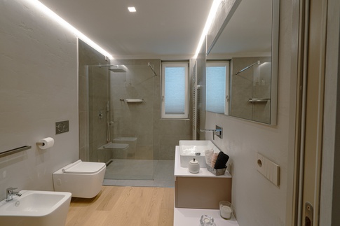 Bagno in stile contemporaneo di 6 di SET designers