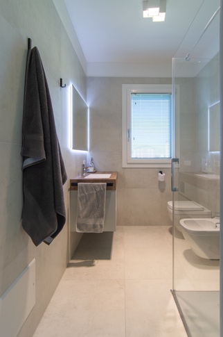 Bagno in stile contemporaneo di 4 di APstudio Bagno in stile contemporaneo di 4 di APstudio