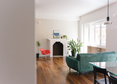 Soggiorno in stile contemporaneo di 40 di PERIMETRI studio