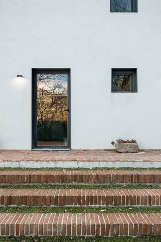 Facciata in stile contemporaneo di null di Nauraleverticale