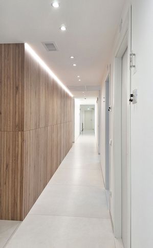 Corridoio in stile contemporaneo di 100 di ValentinaZoccoArchitetto