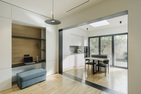 Open Space in stile contemporaneo di 38 di Tramas Open Space in stile contemporaneo di 38 di Tramas