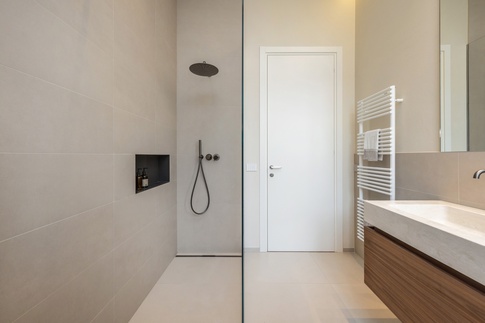 Bagno in stile contemporaneo di 20 di Arredamenti Andalo