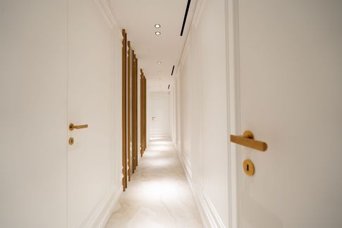 Corridoio in stile contemporaneo di 10 di Salvatore Sito Interior Designer