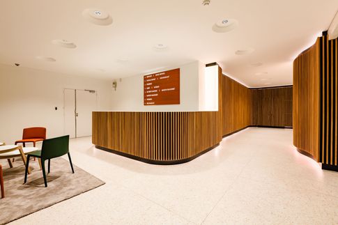 Ingresso in stile contemporaneo di 200 di Frame Farm - Architecture & Design