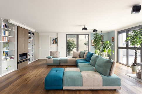 Soggiorno in stile moderno di 44 di NOMADE ARCHITETTURA