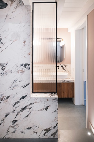 Bagno in stile iconico di 15 di tIPS ARCHITECTS