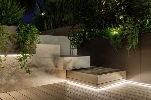 Patio in stile contemporaneo di 110 di Alessandro Magno Studio