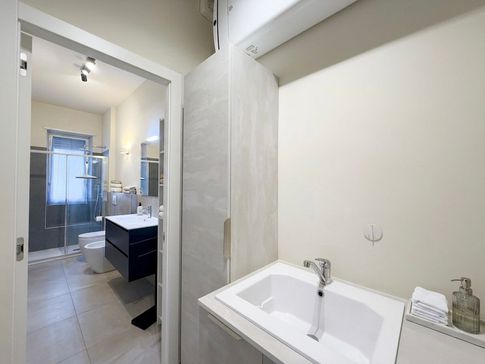 Bagno in stile moderno di 6 di Studio LABventinove