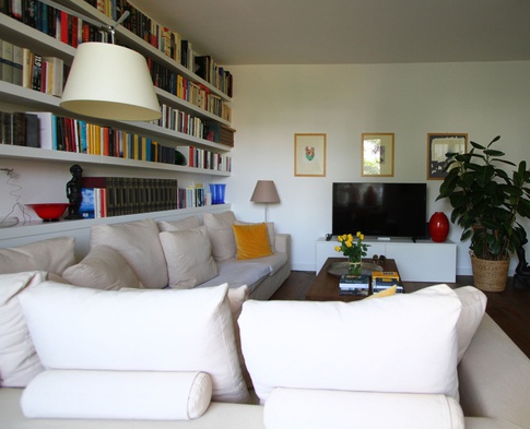 Soggiorno in stile americano di 35 di Elena Russo Interiors