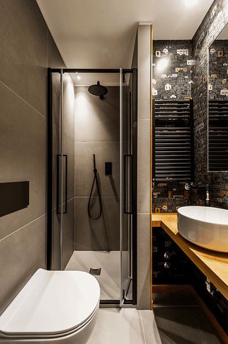 Bagno di Servizio in stile classico di 2 di Equus Architects