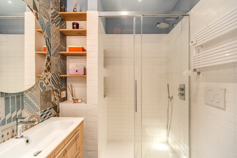 Bagno in stile contemporaneo di 5 di MOB Architects Bagno in stile contemporaneo di 5 di MOB Architects