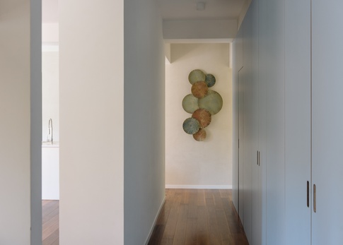 Corridoio in stile contemporaneo di 20 di PERIMETRI studio