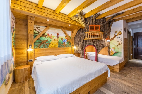 Camera da Letto in stile naturale di 10 di Arredamenti Andalo