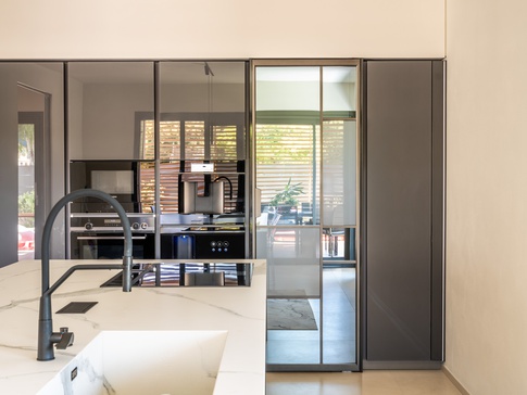 Cucina in stile moderno di 36 di Studio di Architettura Barbara Vucusa Architetto Cucina in stile moderno di 36 di Studio di Architettura Barbara Vucusa Architetto