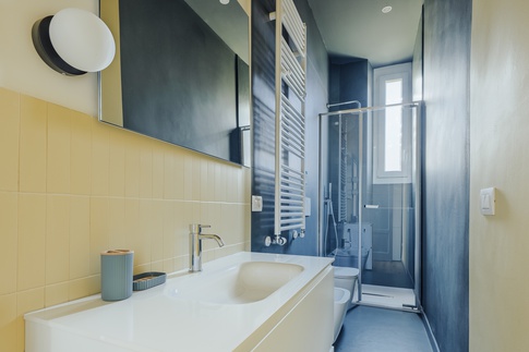 Bagno in stile contemporaneo di 5 di Annalisa Carli Architetto