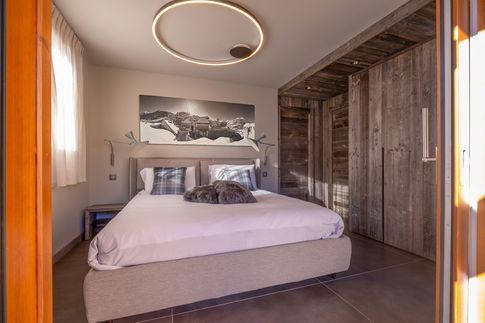 Camera da Letto in stile moderno di 13 di Design Alpino