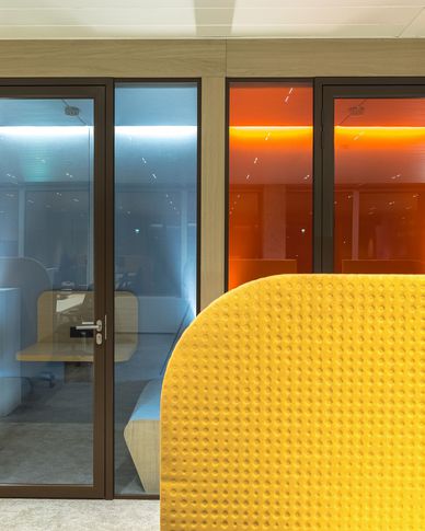 Open Space in stile contemporaneo di 1400 di Frame Farm - Architecture & Design
