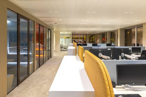 Open Space in stile contemporaneo di 1400 di Frame Farm - Architecture & Design