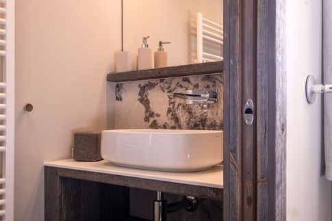 Bagno in stile moderno di 2 di Design Alpino