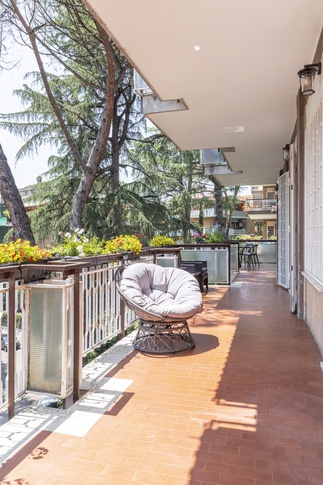 Terrazza in stile contemporaneo di 45 di Alessandra Avagnano Architetto