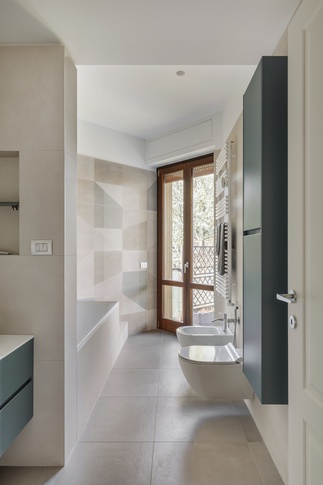 Bagno di Servizio in stile moderno di 7 di Chantal Forzatti architetto