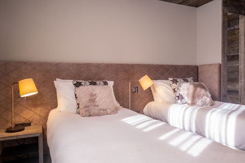 Camera da Letto in stile moderno di 13 di Design Alpino