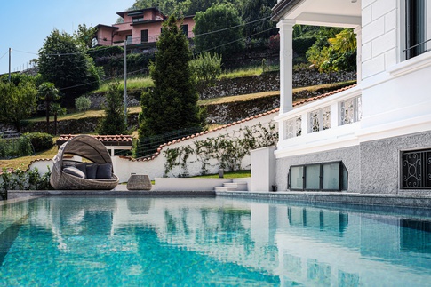 Piscina in stile moderno di 50 di NOMADE ARCHITETTURA