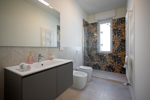 Bagno in stile moderno di 7 di Colab Design