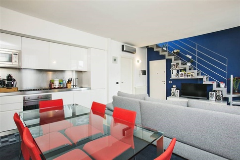 Open Space in stile contemporaneo di 25 di Agostinelli Architetti - Green Interior Design