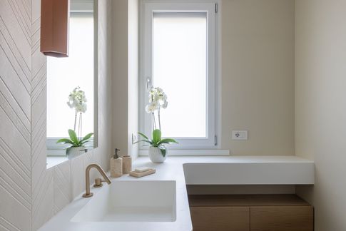 Bagno in stile contemporaneo di 6 di Archifacturing - Sara Cimarelli & Giorgio Opolka