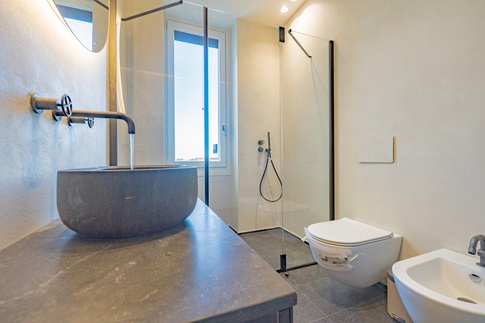 Bagno in stile minimal di 20 di Colab Design