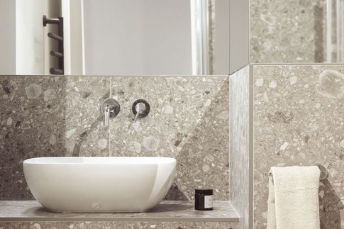 Bagno in stile contemporaneo di 4 di Studio 3Mark