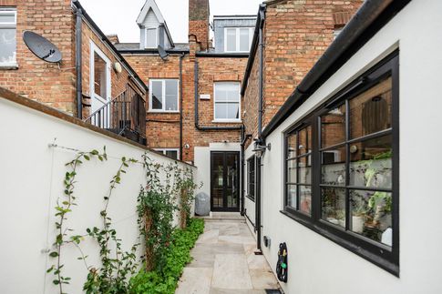 Giardino in stile contemporaneo di 30 di AT Design Studio