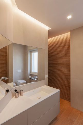 Bagno in stile minimal di 7 di Pucciarelli Architetti
