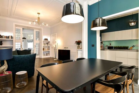 Soggiorno in stile moderno di 30 di Equus Architects