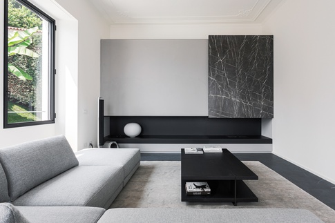 Soggiorno in stile moderno di 25 di NOMADE ARCHITETTURA