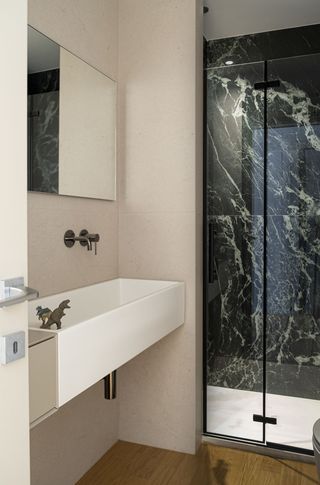 Bagno di Servizio in stile contemporaneo di 4 di Michela Cordisco Studio Bagno di Servizio in stile contemporaneo di 4 di Michela Cordisco Studio