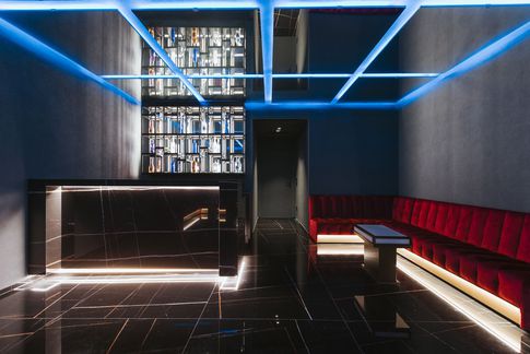 Home Theatre in stile moderno di 130 di GIOVANNI SELLITRI STUDIO