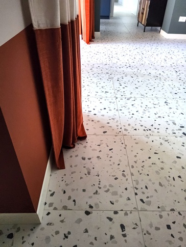 Soggiorno in stile contemporaneo di 32 di Studio MAC