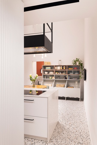 Cucina in stile iconico di 30 di tIPS ARCHITECTS