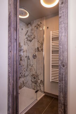 Bagno in stile moderno di 2 di Design Alpino