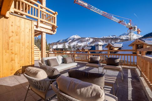 Terrazza in stile moderno di 15 di Design Alpino