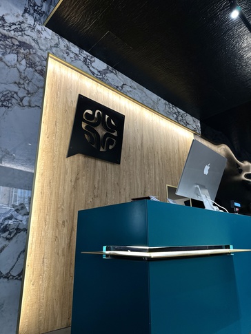 Open Space in stile glamour di 140 di SEGNI STUDIO Open Space in stile glamour di 140 di SEGNI STUDIO