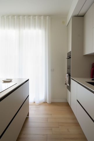 Open Space in stile moderno di 44 di Silvia Aquilani . Design studio