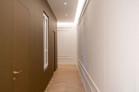 Corridoio in stile contemporaneo di 17 di Formale.