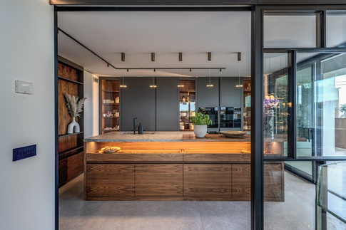 Cucina in stile moderno di 25 di MOB Architects