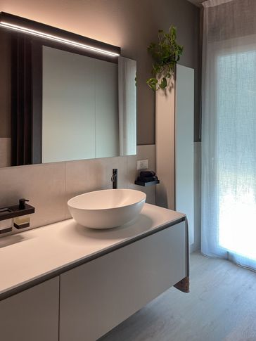 Bagno in stile contemporaneo di 7 di Cariolato Arredamenti